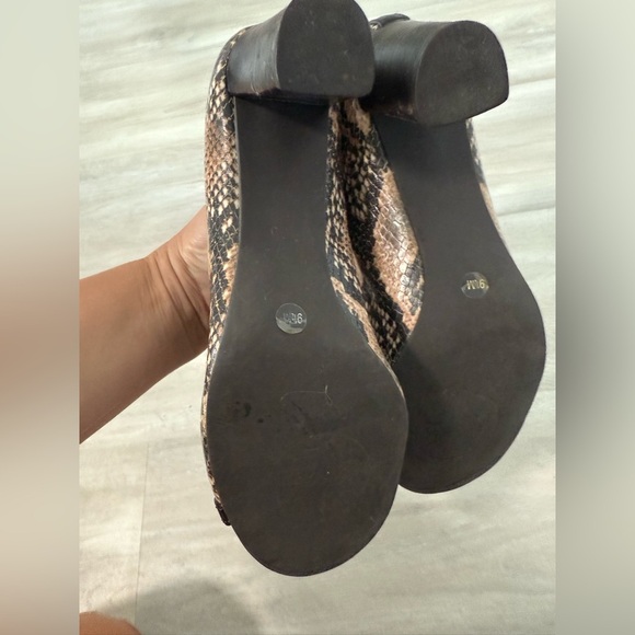 Tory Burch Black/Tan Reva snakeskin print heel Logo size 9 1/2 - Picture 3 of 12